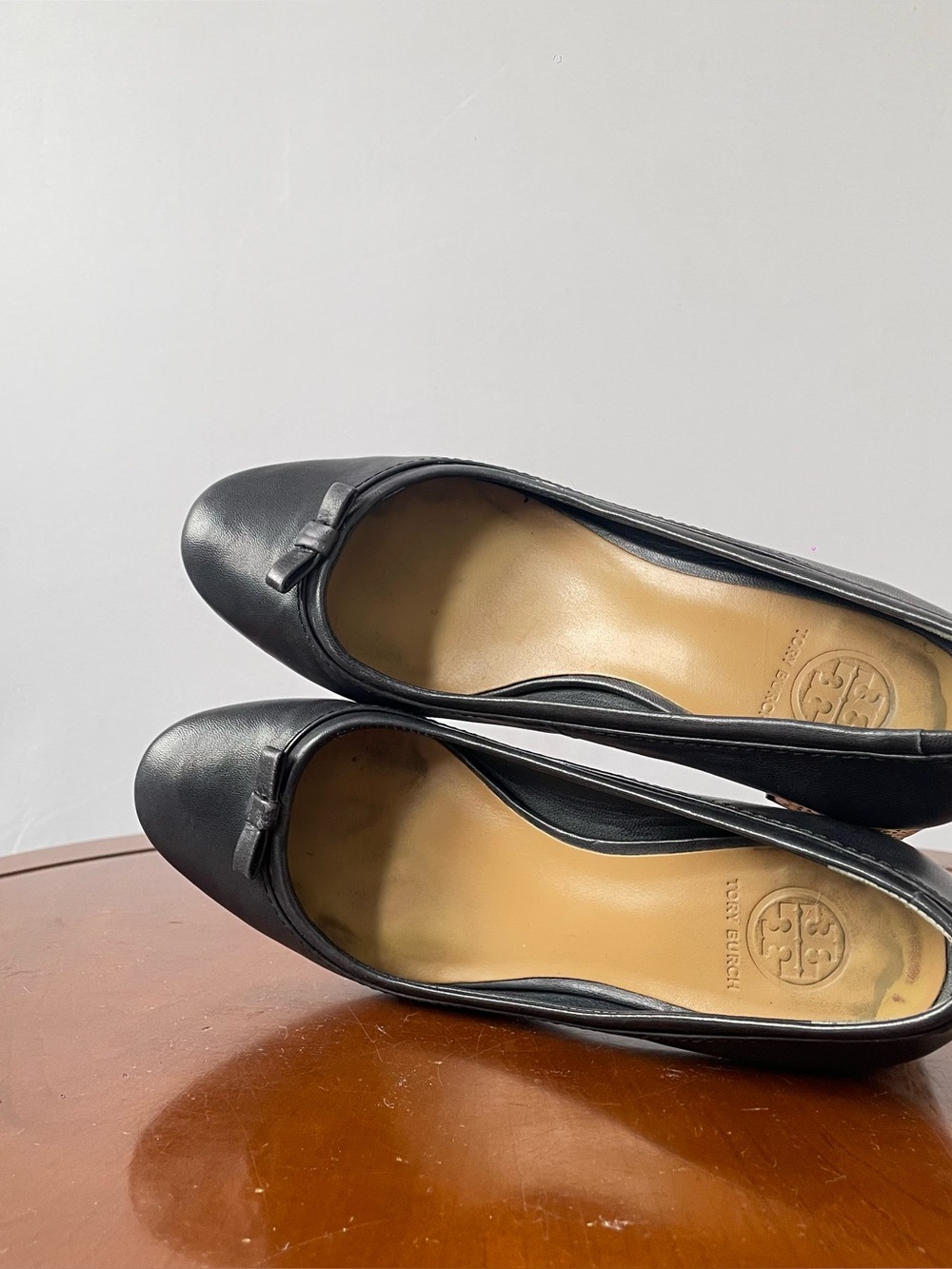 Tory Burch leather pumps. | US 6 - Picture 6 of 8